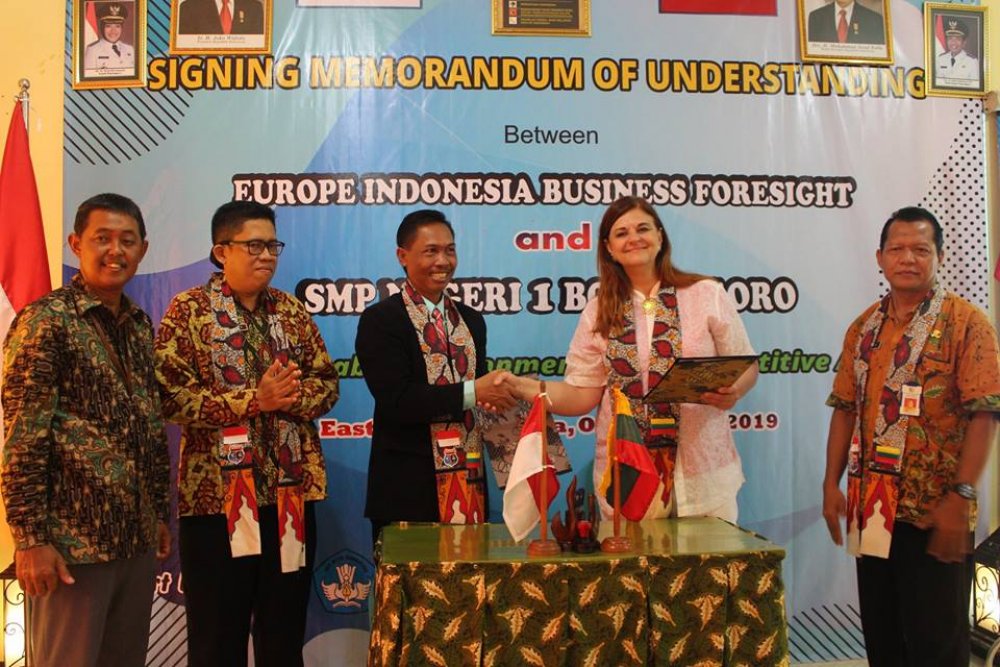 Penandatanganan MOU SMPN 1 Bojonegoro dengan Europe Indonesia Business Foresight