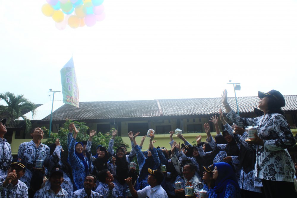 Guyuran Hujan Membuka Peringatan Hari Guru Ke 72 SMPN 1 Bojonegoro