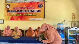 Menghias Makananan Bersama Dharma Wanita Persatuan SMP Negeri 1 Bojonegoro