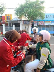 Kopsa SMP Negeri 1 Bojonegoro Gelar Aksi Berbagi Bendera Merah Putih